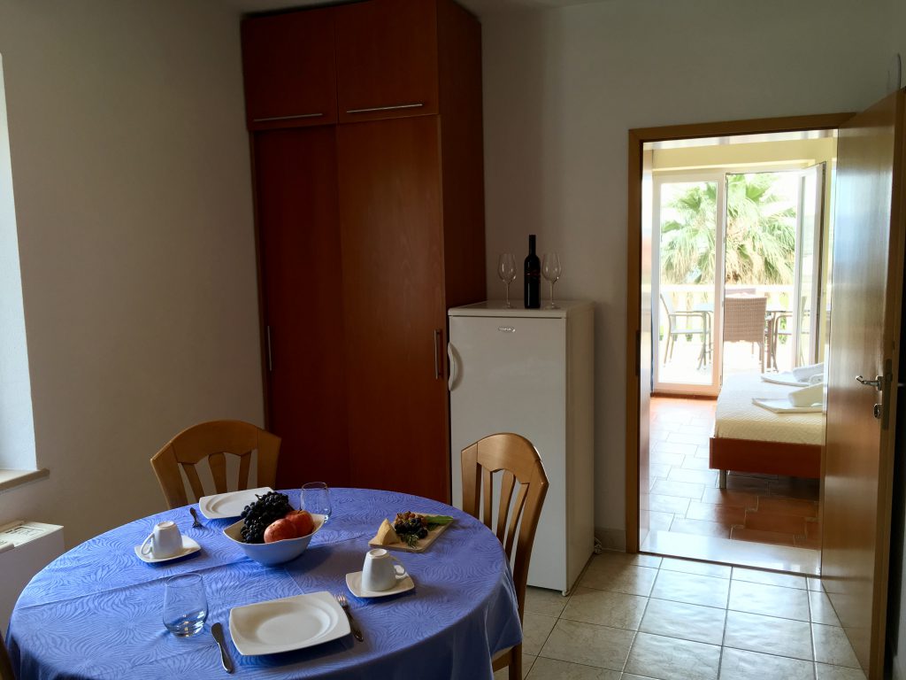 Apartment Koralj dinning room, apartment villa Jadranka bol